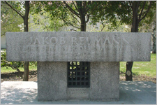 Reumann-Grabstätte, Krematorium / Foto: Bauer Reumann_TF_Grab_Digi