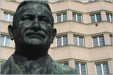 Reumann-Büste im Reumannhof / Foto: Bauer Reumann_TF_Bueste_Hof_Digi
