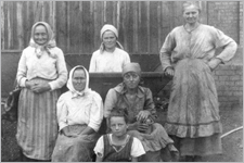 Dachziegelpresserinnen, um 1920 / Foto: Bezirksmuseum Favoriten TF_Tschech_Dachziegelpresserinnen_1920_BM10