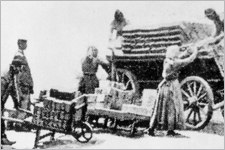 Verladen von Mauerziegeln / Foto: Bezirksmuseum Favoriten TF_Verlden_Mauerziegeln_BM10