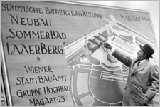 1957 bei der Präsentation der Pläne für das Laaerbergbad / Foto: SPÖ TF_Favoriten_LaaerbergBad_Koci_1957_BM10