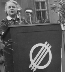 Als Rednerin bei einer Frauenkundgebung / Foto: VGA Flossmann_Ferdinanda_TF_Frauenkundgebung_VGA