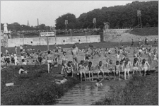 Kinderfreibad im Wienflussbecken, um 1925 / Foto: MA 44 TF_Hietzing_Kinderfreibad_Huetteldorf_Wienflussbecken_um1925_MA44