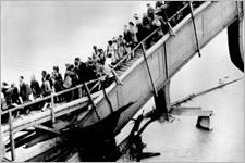 Notsteg, Floridsdorfer Brücke 1945 / Foto: Bezirksmuseum Floridsdorf Notsteg_FloridsdorferBruecke_1945_BM21
