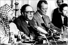 1979 / Foto: Kreisky-Archiv TF_Arafat_Brandt_1979_SPOE_Broschuere_Kreisky_Archiv