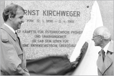Enthüllung der Gedenktafel am Ernst-Kirchweger-Hof durch Rudolf Edlinger / Foto: SPÖ TF_KirchwegerTafel_Enthuellung_Edlinger_BO10