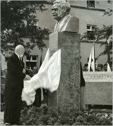 Foto: ÖGB-Archiv Hueberhof_TF_Koerner_Enthuellung_OEGB_Archiv