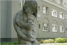Steinfigur beim Kindergarten / Foto: Bauer Fuchsenfeld_Hof_TF3_Digi