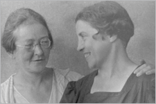 Mit Aline Furtmüller / Foto: VGA Noedl_Frieda_Furtmueller_Aline_1934_TF_VGA5