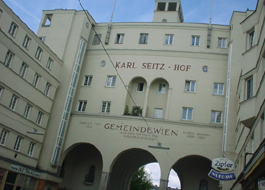 Head_karl_seitz_hof_1