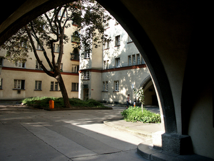 1_liebknechthof_charlotte_schlifelner