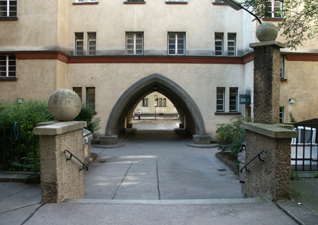 2_liebknechthof_charlotte_schlifelner