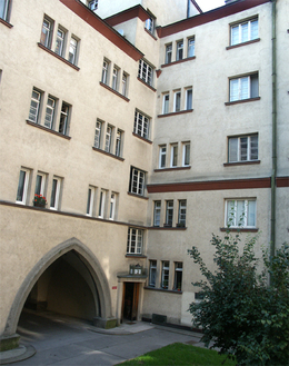 8_liebknechthof_charlotte_schlifelner