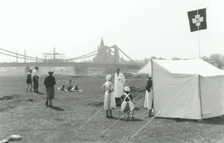 Asboe_galerie_wasserrettungsplatzreichsbruecke1951_wartenaufpatienten_asboe