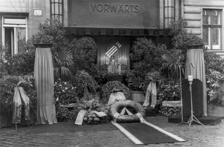 Bauer_aufbahrung_1948_vorwaerts_vga_1