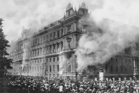 Brennender_justizpalast_bm21