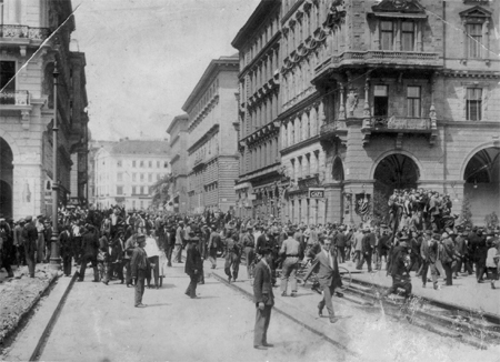 Brennenderjustizpalast_demonstrierendemenge_1927_vga8