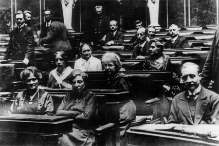Erste_weibliche_abgeordnete_1919_info_siehe_fotoliste_f_vga8