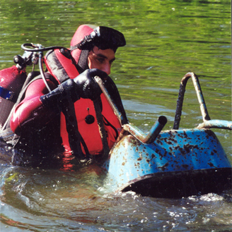 Feuerwehrtaucher_bei_gewaesserreinigung_voeafv