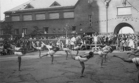 Hanuschhof_eroeffnung_1925_2_bm03