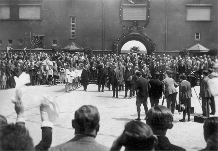 Hanuschhof_eroeffnung_1925_4_bm03