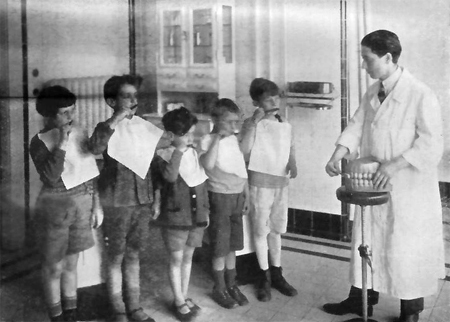 Kinderuebernahmestelle_galerie_zaehneputzen_wb