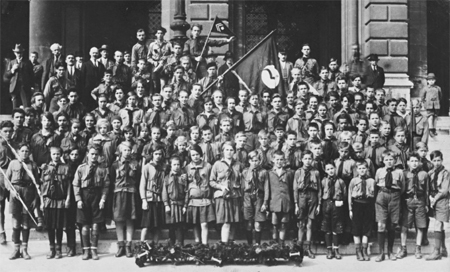 Rote_falken_sandleiten_rathaus1926_bo16